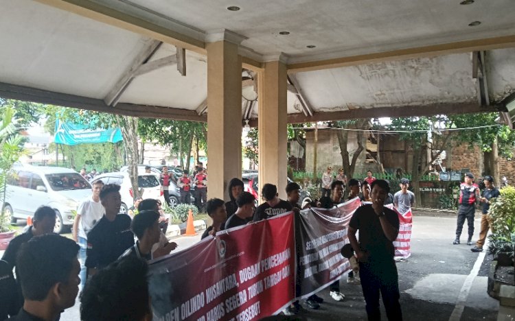 Massa dari GAASS saat melakukan aksi di Kantor DLHP Sumsel/Foto: Denny Pratama