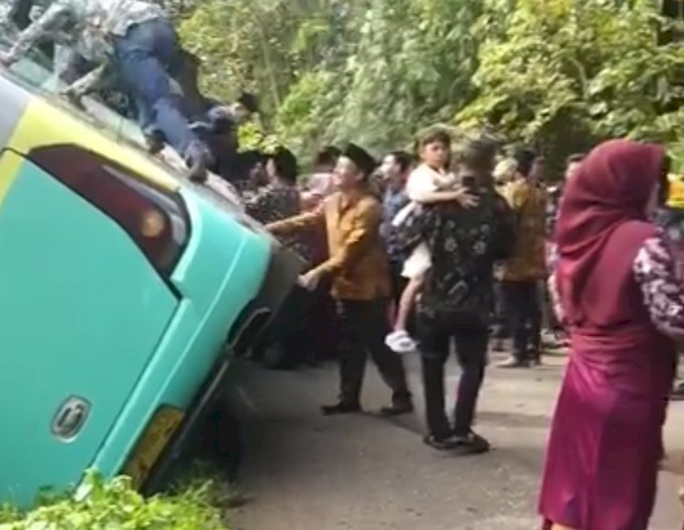 Tangkapan layar bus rombongan pengantin yang mengalami kecelakaan di PALI. (ist/rmolsumsel.id)