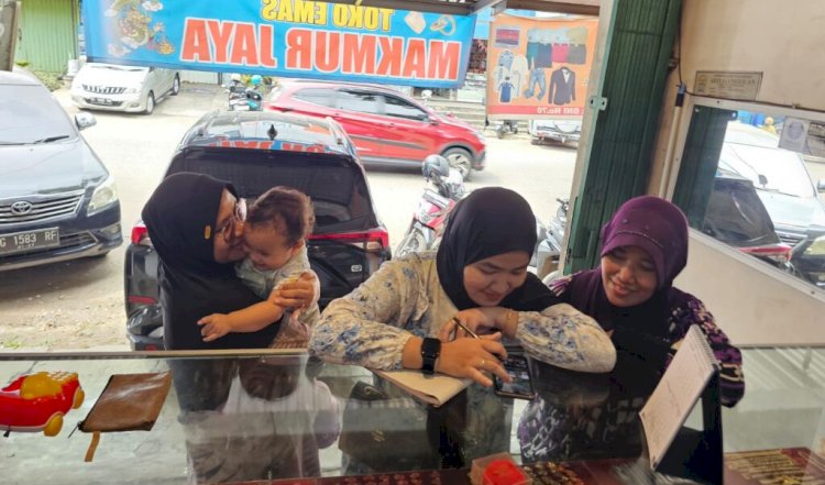 Para ibu - ibu yang tengah antrian membeli emas perhiasan/Foto: Maya Hasan