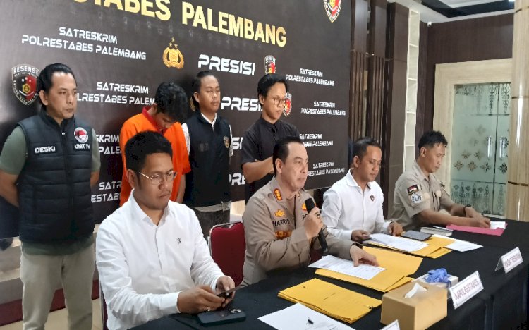 Kapolrestabes Palembang Kombes Pol Harryo Sugihhartono didampingi Kasat Reskrim AKBP Andrie Setiawan dan Kasat Narkoba Kompol Faisal P Manalu membenarkan telah tertangkap tangan seseorang bernama Septian Wahyu yang merupakan pelaku perusakan atau vandalisme/Foto: Denny Pratama
