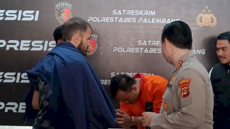 Pelaku pencurian motor minta maaf ke WN Rusia, Konstantin Bazrov yang hadir saat konferensi pers. (denny pratama/rmolsumsel.id) 