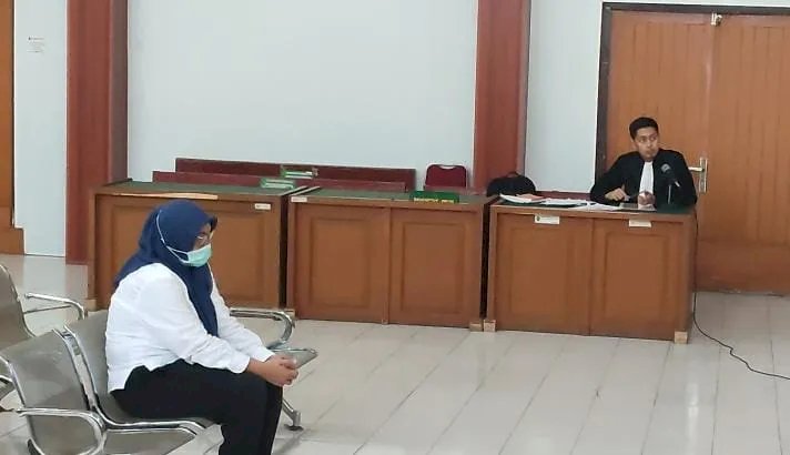 Terdakwa Enni Aryanti tertunduk lesu saat menjalani persidangan di Pengadilan Negeri Palembang/ist