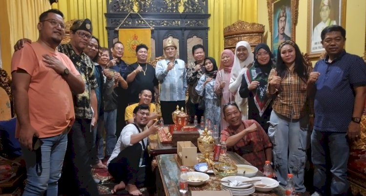 Foto bersama Sultan Mahmud Badaruddin (SMB) IV Jaya Wikrama R.M. Fauwaz Diradja. (ist/rmolsumsel.id)