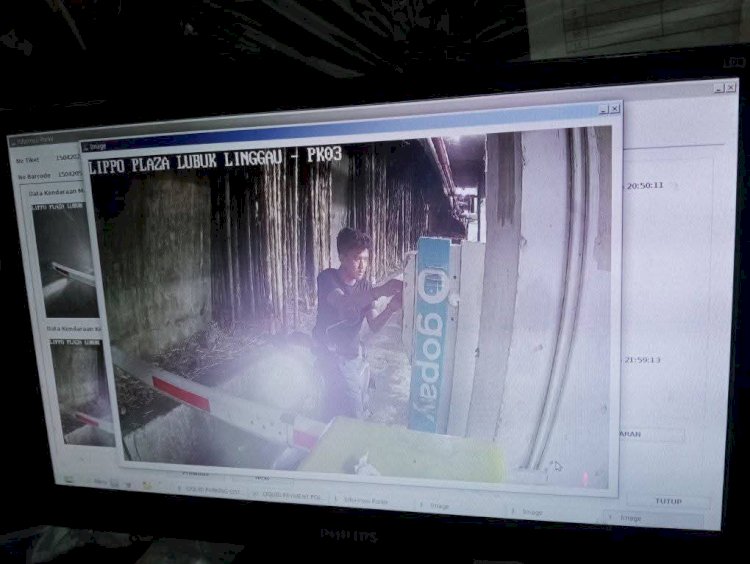 Tangkapan layar rekaman CCTV pria pencuri motor wanita di Lubuklinggau. (ist/rmolsumsel.id) 