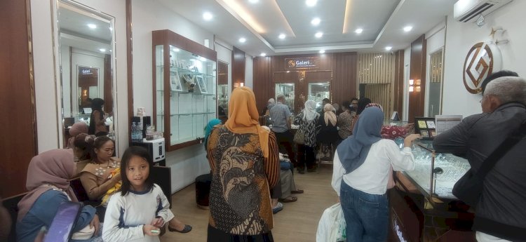 Nasabah Galeri24 Palembang yang melakukan transaksi jual beli emas. (ist/rmolsumsel.id) 