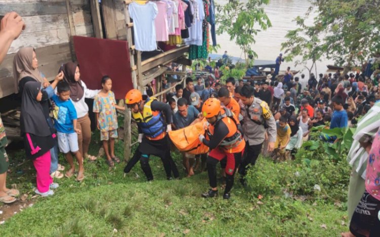 Tim SAR saat evakuasi jenazah lansia yang tenggelam/Foto : Basarnas Palembang