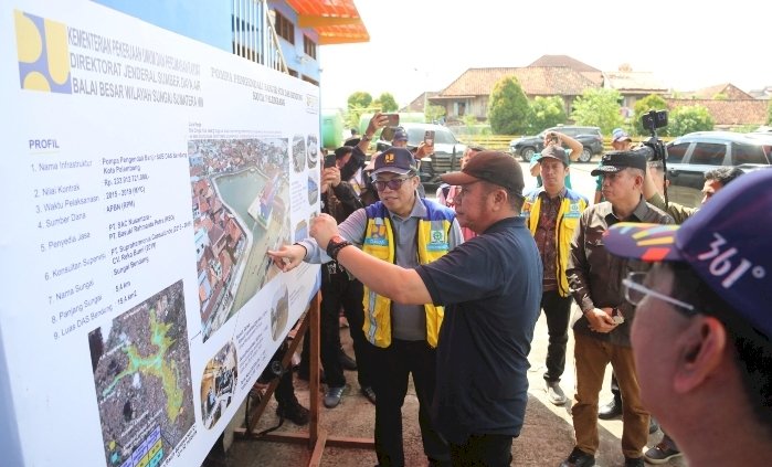 Gubernur Sumatera Selatan (Sumsel) Herman Deru meninjau langsung Stasiun Pengendali Banjir Sungai Bendung di Jalan Ali Gatmir/ist