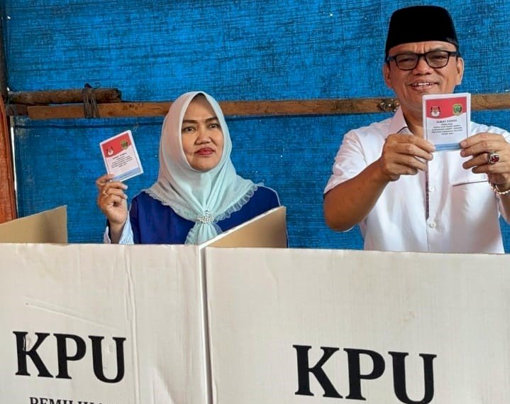 Calon Bupati nomor urut 02, Joncik Muhammad, melakukan pencoblosan di TPS 1 Desa Sawah, Kecamatan Muara Pinang, sekitar pukul 09.43 WIB. Ia datang bersama istri, anak-anak, dan anggota keluarga lainnya, disambut hangat oleh para pendukung dan warga sekitar. (Handout)