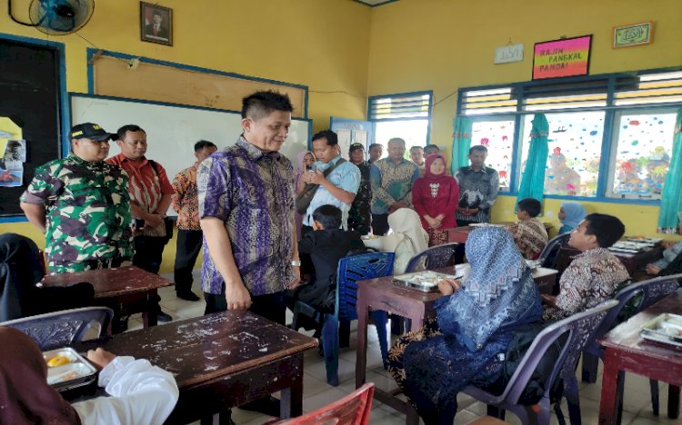 Bupati OKU Timur Ir Lanosin turun langsung memantau program Makan Bergizi Gratis/ist
