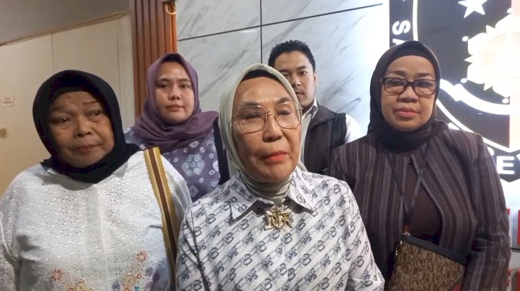 Kuasa Hukum M Syukri Zen, Titis Rachmawati, saat mendampingi istri pertama tersangka, Yati Erika. (ist/rmolsumsel.id) 