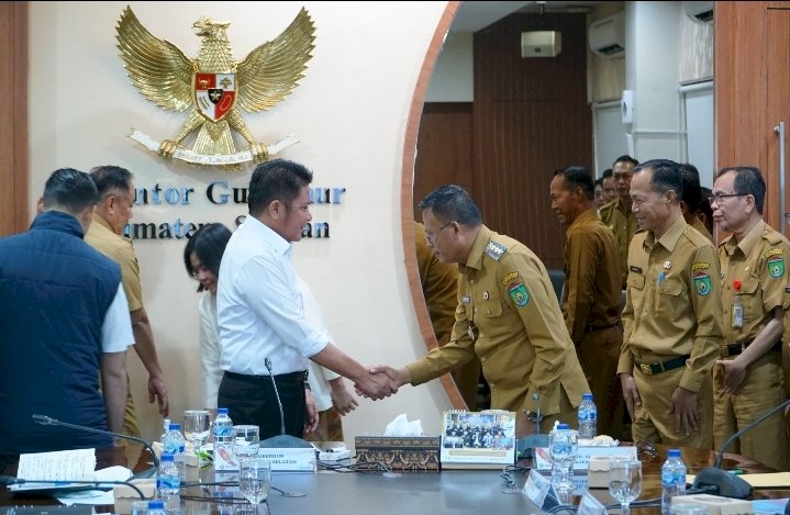Gubernur Sumsel Herman Deru saat menyambut Wali Kota Prabumulih, Arlan. (ist/rmolsumsel.id) 