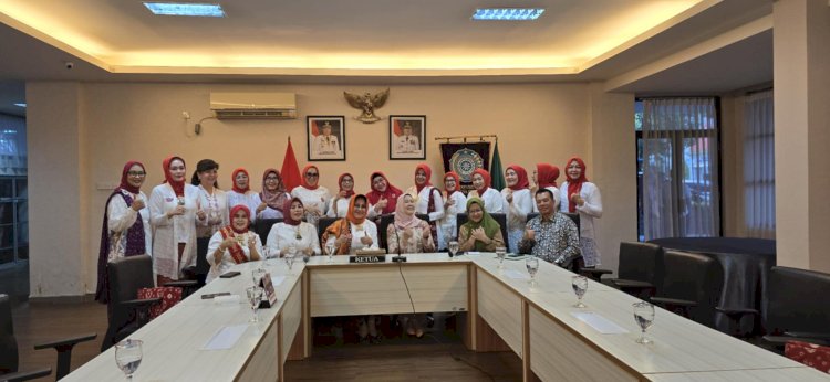 Sejumlah anggota Perempuan Indonesia Maju (PIM) Sumsel foto bersama usai kegiatan donor darah. (ist/rmolsumsel.id) 