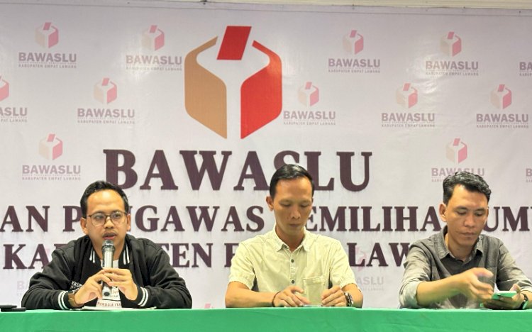 Ketua Bawaslu Empat Lawang Rodi Karnain didampingi anggota Bawaslu, Ahmad Fatria Arsasi dan Hengki Gunawan saat konferensi pers /ist