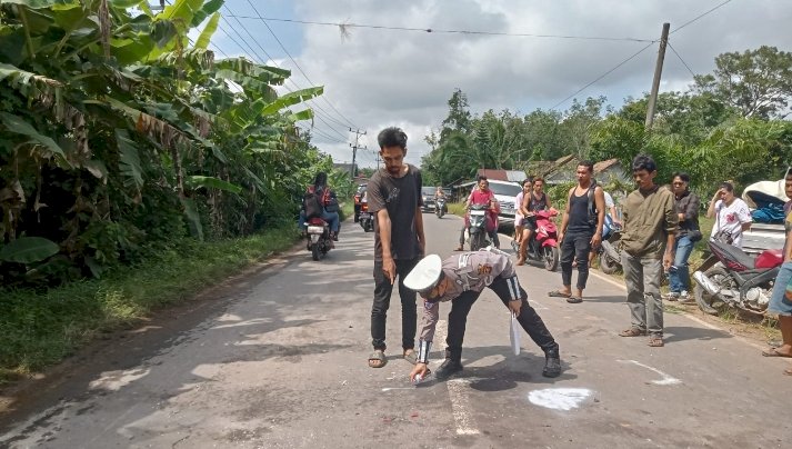 Polis melakukan olah TKP di lakalantas/ist