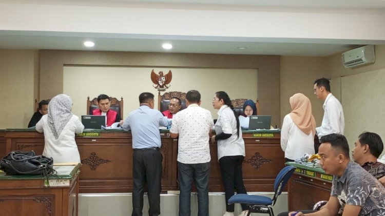  Sidang lanjutan perdata dengan agenda pembuktian dari pihak Tergugat, yaitu PTBA dan BSP berupa surat-surat yang dipimpin oleh Majelis Hakim diketuai Ari Qurniawan. (noviansyah/rmolsumsel.id) 