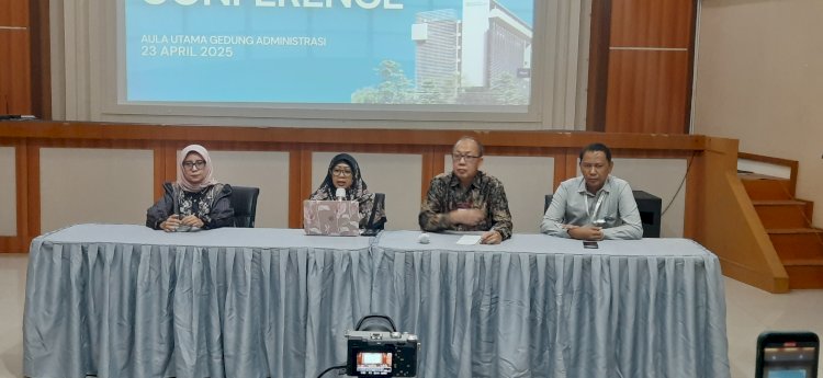Direktur Utama RSMH dr Siti Khalimah memberikan keterangan pers dihadapan awak media. (dauzi/rmolsumsel.id)