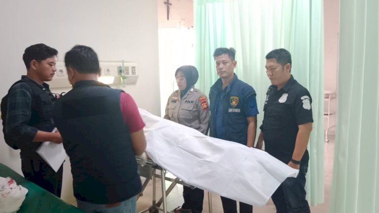 Petugas saat mengidentifikasi jenazah di Rumah Sakit/ist