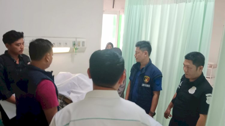 Polisi mengidentifikasi korban di kamar jenazah/ist