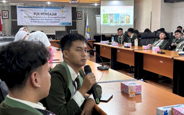 Para para siswa dari SMA LTI IGM Palembang antusias untuk mengenal lebih dekat dunia ketenagalistrikan