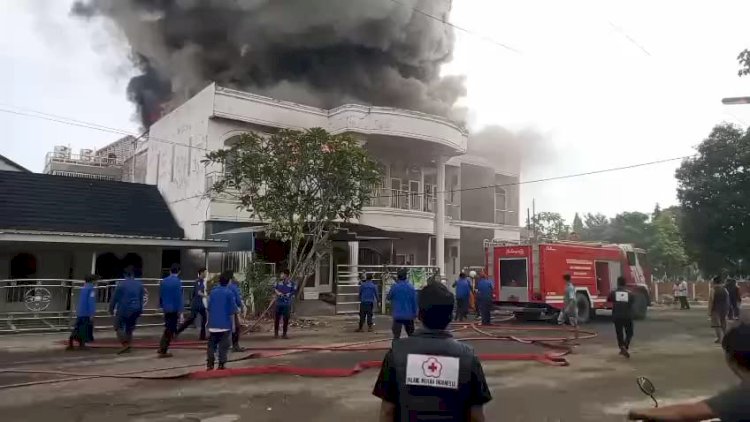 Kobaran asap mengepul dirumah dua lantai di Jalan Hoki Kampus Palembang/Foto: Fauzi