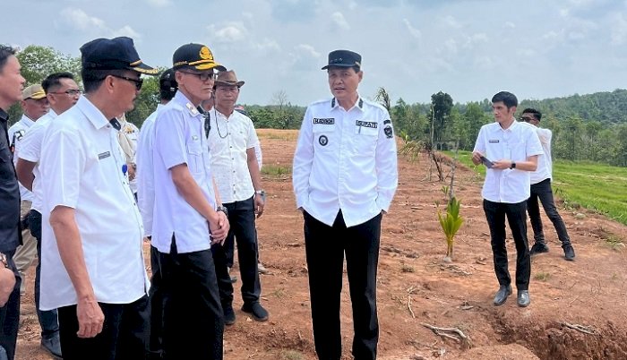 Bupati Muara Enim Edison melakukan survei lokasi rencana pembangunan Sekolah Rakyat di wilayah Bumi Perkemahan, Desa Karang Raja Kecamatan Muara Enim/Foto:Noviansyah
