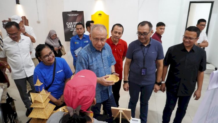 Suasana pada saat para pimpinan telkom tengah ikut serta saat meninjua UMK /ist