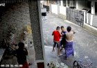 Viral! Pria Dewasa di Palembang Terekam CCTV Tempeleng Tiga Bocah Akibat Bola Nyasar