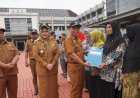 Sumarni Serahkan SK Pensiun dan Bantuan Purnabakti kepada PNS Muara Enim