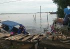 Ambulans Apung Polairud Evakuasi Warga Desa Upang ke RS Boom Baru Palembang