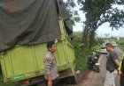 Viral! Aksi Warga Jarah Truk Mie Terperosok di Jalan Palembang–Betung