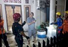 Petugas Damkar Lubuklinggau Evakuasi Anakan Ular Kobra dari Rumah Warga