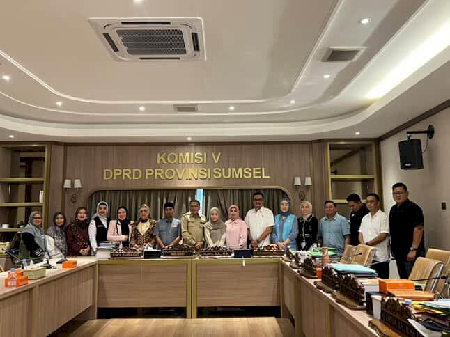 Gusti didampingi Tim Kuasa Hukumnya Nurmala dan Saptalia Furwani, Aktivis Perempuan Conie Pania Putri mendatangi Gedung DPRD Sumsel/Foto: Denny