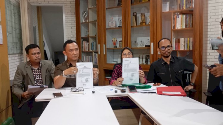 Tim Kuasa Hukumnya DS yakni Titis Rachmawati dan Redho Junaidi saat jumpa pers di kantornya/ist