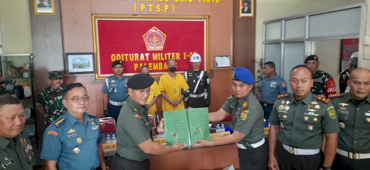 Kopka Basarsyah dan Peltu Lubis saat dihadirkan dalam pelimpahan berkas perkara di Oditurat Militer I 05 Palembang/Foto: Fauzi