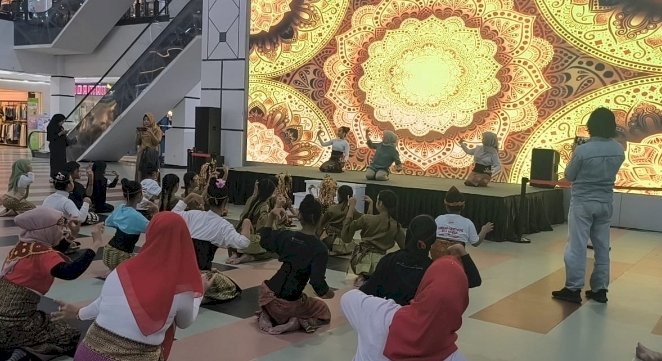 Suasana atrium Palembang Square Mall berubah menjadi panggung budaya yang memukau/ist