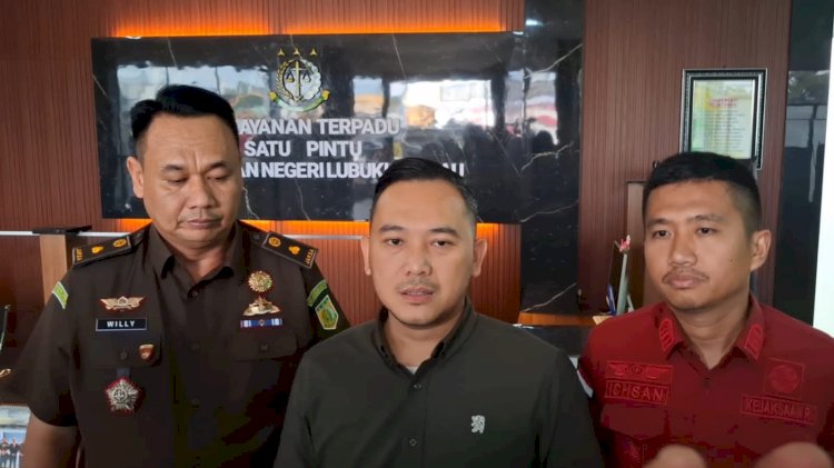Kasi Intel Kejari Lubukkinggau Armein Ramdhani didampingi Kadis Pidsus Willy memberikan penjelasan. (ist/rmolsumsel.id)