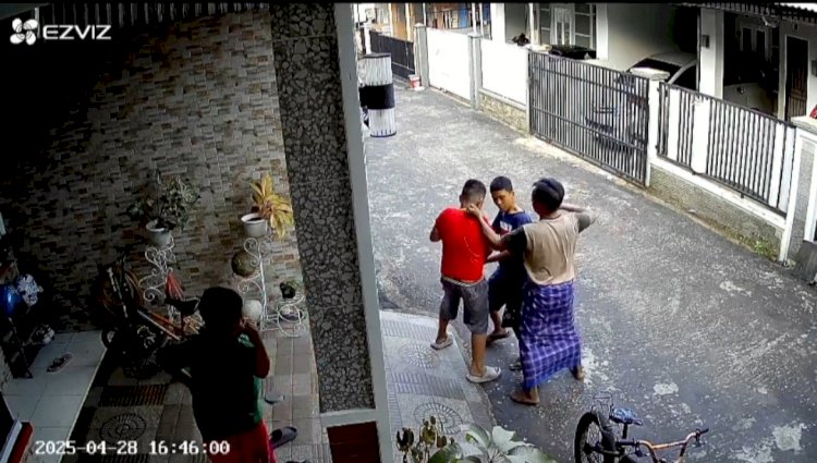 Tangkapan layar rekaman CCTV pria di Palembang yang menganiaya bocah. (ist/rmolsumsel.id) 
