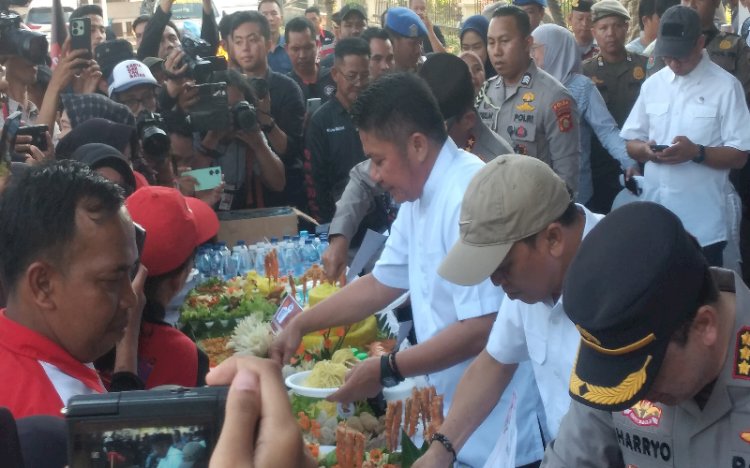 Suasana pemotongan tumpeng di massa aksi buruh yang terdiri dari beberapa organisasi buruh di Sumsel halaman DPRD Provinsi Sumsel/Foto: Dudi Oskandar