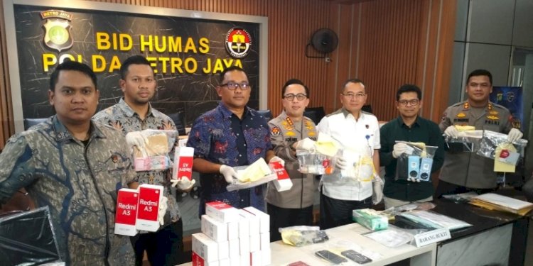 Polda Metro Jaya mengungkap barang bukti terkait investasi bodong/Ist