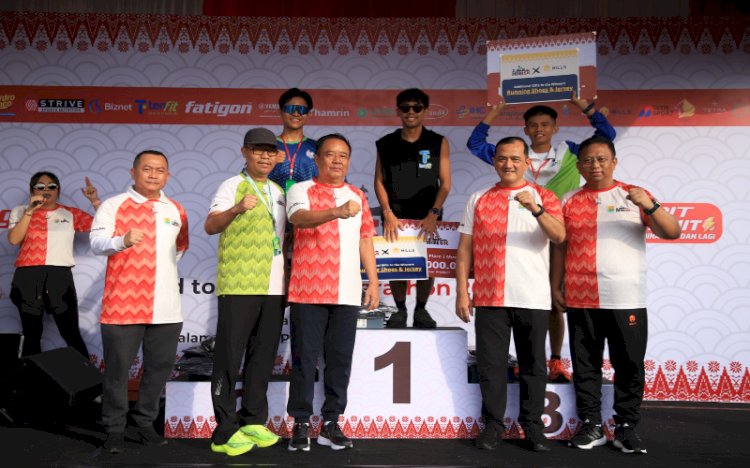 Wakil Gubernur Sumatera Selatan (Sumsel) H Cik Ujang meberikan hadiah bagi pemenang di ajang Musi Runner 5K/ist