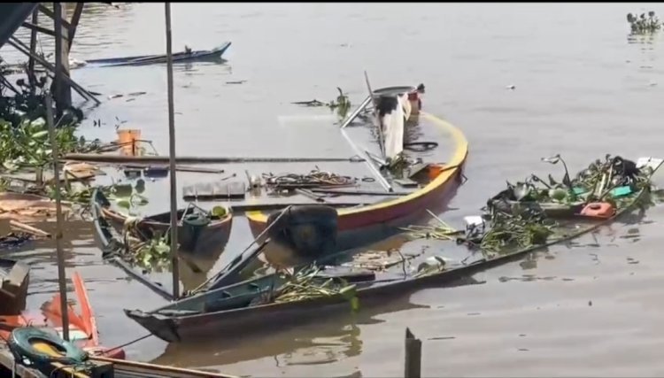 Kondisi rumah dan perahu di tepian sungai Musi Lorong Keluarga Kelurahan Gandus Kecamatan Gandus Palembang usai ditubruk tongkang batubara Marine Tower/ist