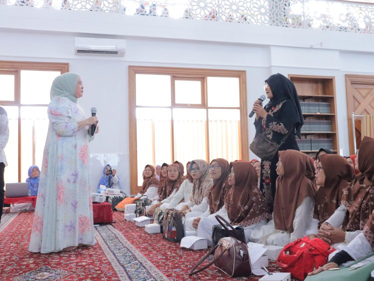 Ketua Tim Penggerak Pemberdayaan dan Kesejahteraan Keluarga (TP PKK) Kota Palembang, Dewi Sastrani Ratu Dewa menghadiri acara halalbihalal dan pengajian bersama pengurus komunitas ibu peduli generasi muda beserta ibu-ibu pengajian Kecamatan Sematang Borang. (Handout)