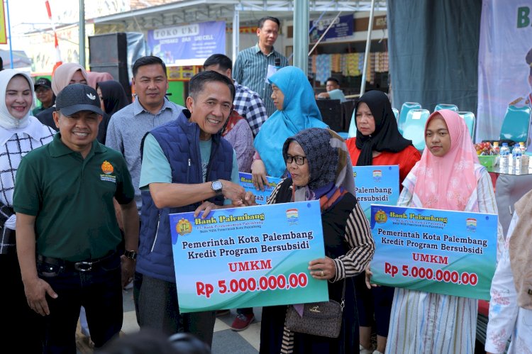Wali Kota Palembang Ratu Dewa resmi meluncurkan program pinjaman modal usaha bagi pelaku usaha mikro pada Minggu (27/4/2025). (Handout)