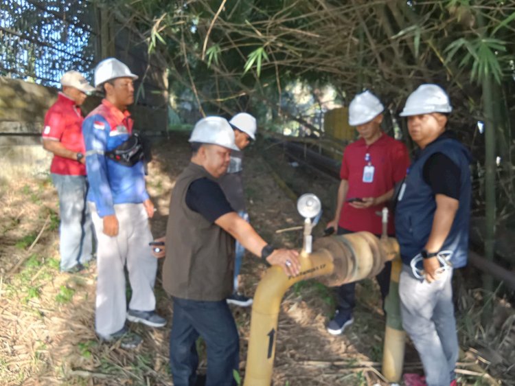 Jajaran PD Petro Prabu saat meninjau lokasi pipa gas. (ist/rmolsumsel.id) 