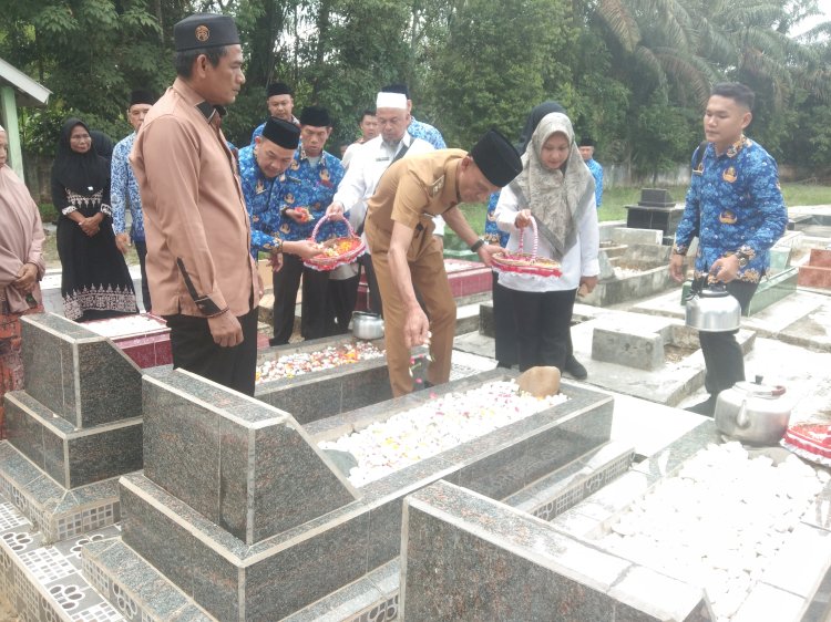 Wabup Muratara, Junius Wahyudi saat ziarah ke makam para korban pemekaran. (ist/rmolsumsel.id) 