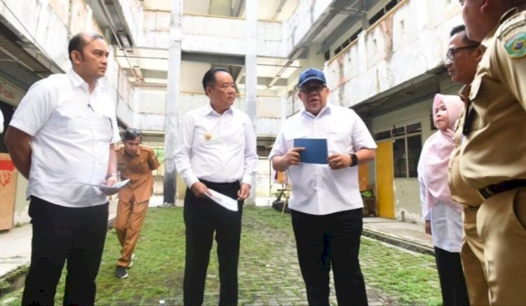 Wamen PUPR RI Fahri Hamzah bersama Wakil Gubernur Sumsel Cik Ujang saat meninjau Rusun Srijaya Palembang yang mangkrak selama 15 tahun/Foto: Diskominfo