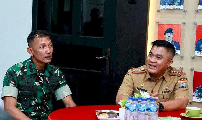 Sekda Palembang saat menemui Yonif 200 Raider membahas retret anak bermasalah di Palembang/ist