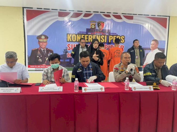 Wadir Reskrimsus Polda Sumsel AKBP Listiyono memimpin pres rilis ungkap kasus solar oplosan di Kecamatan Lembak Muara Enim