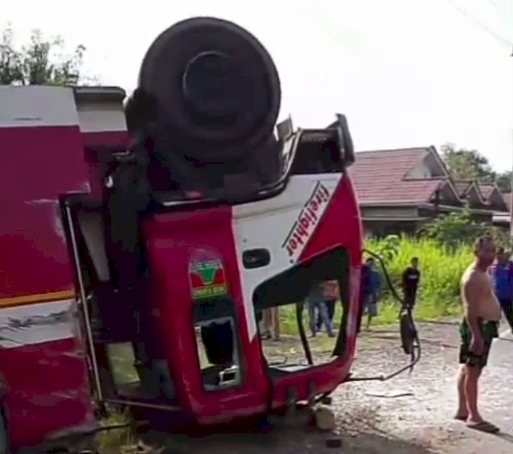 Mobil Damkar Musi Rawas yang mengalami kecelakaan. (ist/rmolsumsel.id)