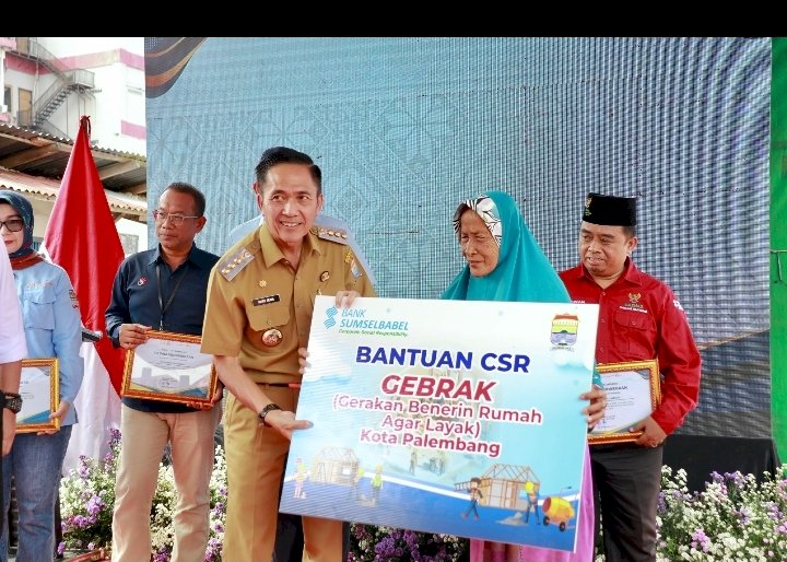 Wali Kota Palembang, Ratu Dewa saat memberikan bantuan secara simbolik. (ist/rmolsumsel.id) 